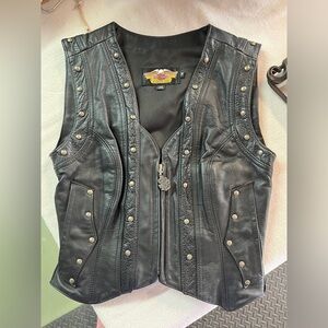 Harley Davidson woman’s black leather vest, zipper, M
